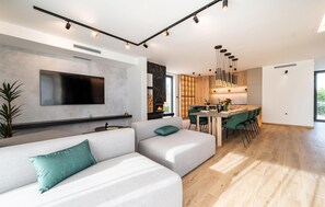 Smart TV, table tennis - Nice home in Vodice with sauna (Vodice)