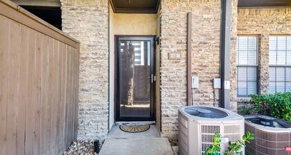 Stylish Upper Greenville Condo near SMU, Katy Trail, Central Market, etc.