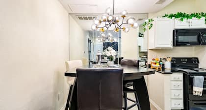 Stylish Upper Greenville Condo near SMU, Katy Trail, Central Market, etc.