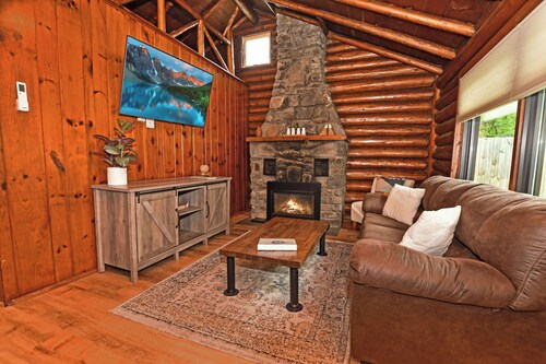 Walk to Beach - Close to Town - Pet Friendly Cabin