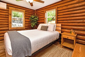 2 bedrooms, free WiFi, bed sheets - Walk to Beach - Close to Town - Pet Friendly Cabin (Lake George)