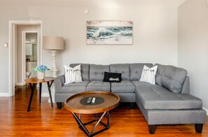 Living area - Central of Pasadena, Walking Distance to Shops and Metro, Close to Old Town (Pasadena)