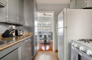 Private kitchen - Central of Pasadena, Walking Distance to Shops and Metro, Close to Old Town (Pasadena)