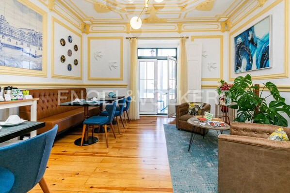 37 インチの薄型テレビ (ケーブル放送視聴可)