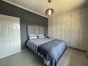 3 bedrooms, iron/ironing board, free WiFi, bed sheets - Cozy house , close to a lot of amenities (Harare)