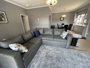 Smart TV, fireplace - Cozy house , close to a lot of amenities (Harare)