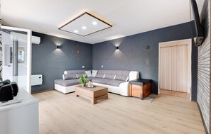 Smart TV, table football, ping pong, stereo