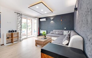 Smart TV, table football, ping pong, stereo