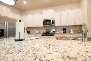 Private kitchen - New – Pryce’s Private Palace 25 min Disney 5 Dining Amazing amenities (Davenport)