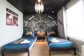 5 bedrooms, iron/ironing board, WiFi, bed sheets - New – Pryce’s Private Palace 25 min Disney 5 Dining Amazing amenities (Davenport)