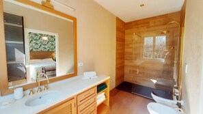 Douche, sèche-cheveux, bidet, serviettes fournies