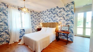 4 bedrooms, iron/ironing board, WiFi, bed sheets