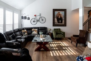 TV connectée, cheminée, livres