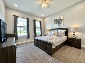 4 bedrooms, iron/ironing board, free WiFi, bed sheets - NEW! 2 Pools + Gym, Kids Water Playground, Near Disney {Chic Retreat} (Davenport)