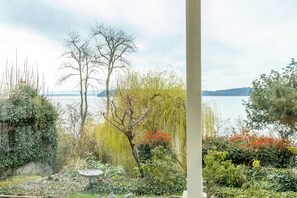 Property grounds - Panoramic View Home - 12 Guests (Mukilteo)