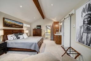 4 bedrooms, desk, iron/ironing board, travel cot - Newly Updated Home in Downtown Breckenridge - 100 Yards to Ski Bus! (Breckenridge)