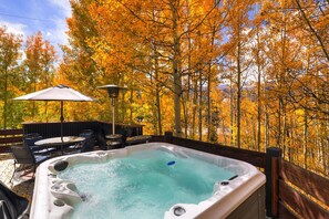 Outdoor spa tub - Newly Updated Home in Downtown Breckenridge - 100 Yards to Ski Bus! (Breckenridge)