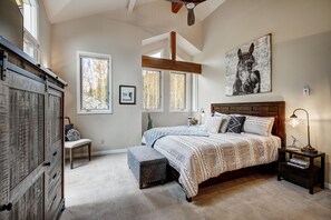 4 quartos, escrivaninha, ferros/tábuas de passar roupa, berço de viagem