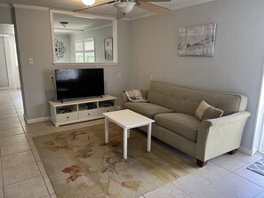 Een smart-tv en boeken