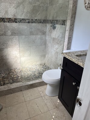 Ducha, secador de pelo, toallas, jabón