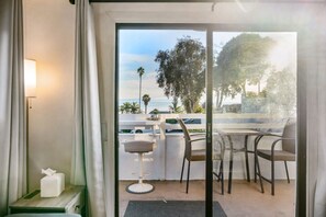 Interior - The Narrows! Oceanviews, Jacuzzi + Dog Friendly (Summerland)