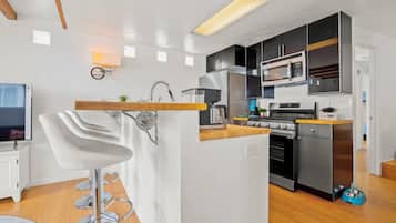 Een koelkast, een magnetron, een oven, een koffiezetapparaat/waterkoker