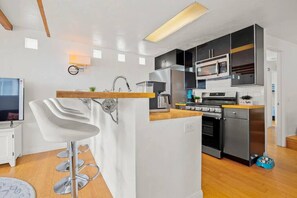 Kühlschrank, Mikrowelle, Ofen, Wasserkocher mit Kaffee-/Teezubehör