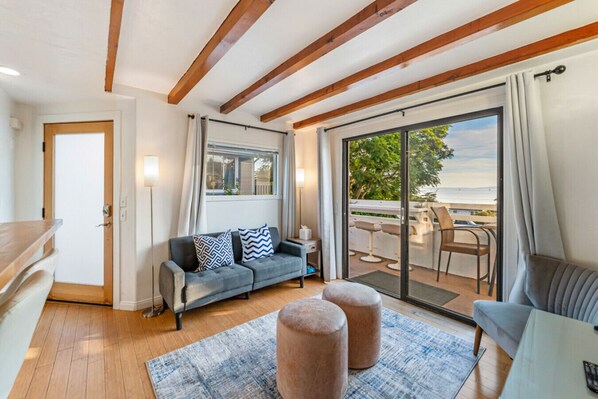 Smart TV, books - The Narrows! Oceanviews, Jacuzzi + Dog Friendly (Summerland)