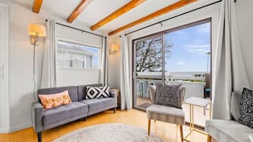 Een smart-tv en boeken