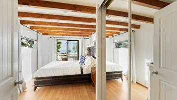 4 bedrooms, desk, iron/ironing board, travel crib