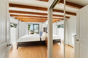 4 Schlafzimmer, Schreibtisch, Bügeleisen/Bügelbrett, Reisekinderbett