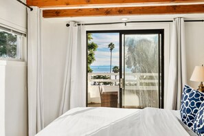 4 bedrooms, desk, iron/ironing board, travel crib