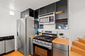 冷蔵庫、電子レンジ、オーブン、コーヒー / ティーメーカー