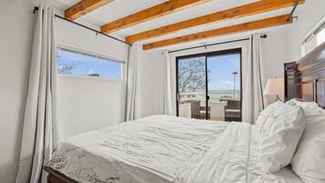 4 habitaciones, escritorio y tabla de planchar con plancha