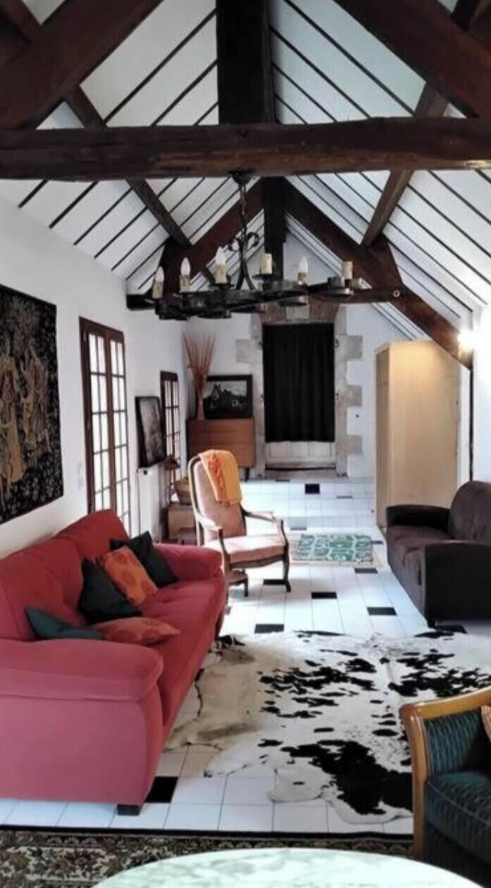 Una chimenea, libros