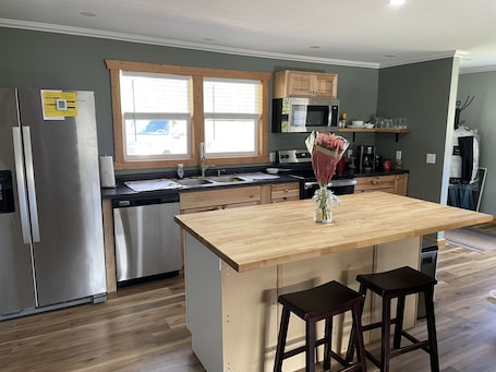 Fridge, microwave, oven, stovetop. Cozy Golf & Ski Retreat by Pine Mountain-Near many other activities/attractions!