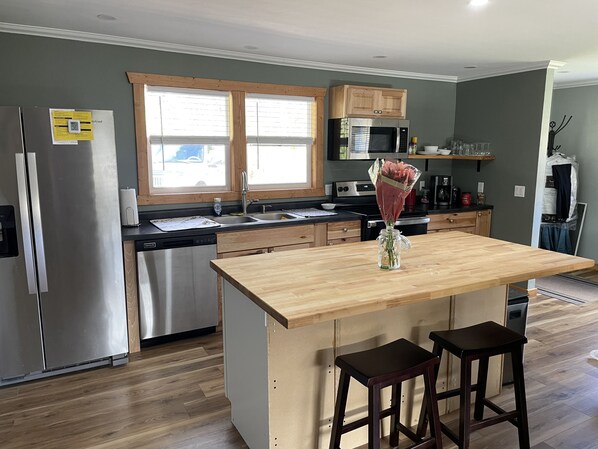 Een koelkast, een microgolfoven, een oven, een kookplaat