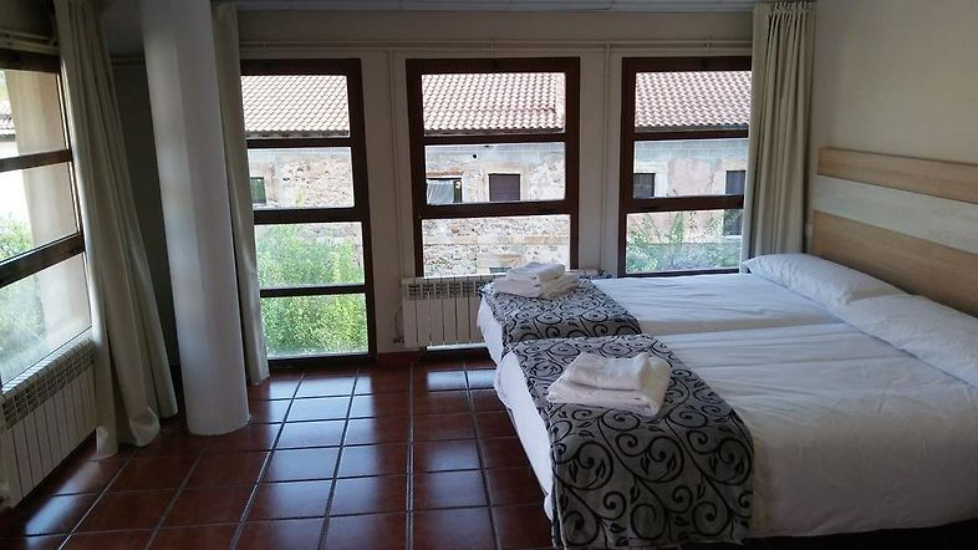 8 bedrooms, WiFi, bed sheets