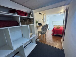 1 dormitori, planxa i posts de planxar, wifi i roba de llit
