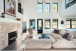 Smart TV, fireplace, table football, offices - 🐎 Giuliana Rose Farmhouse | On Yuba Vineyards | Near Horse Shows & Downtown Traverse City (Williamsburg)