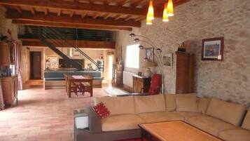 Smart-tv, een open haard en een printer