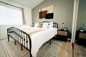 2 habitaciones, tabla de planchar con plancha y cuna de viaje 