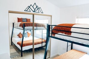 2 slaapkamers, een strijkplank/strijkijzer, reisbedje, gratis wifi