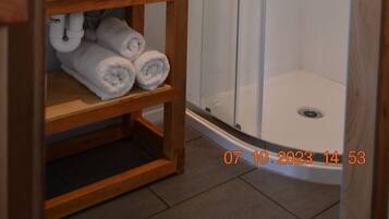 シャワー、環境にやさしいバスアメニティ、ヘアドライヤー、タオル