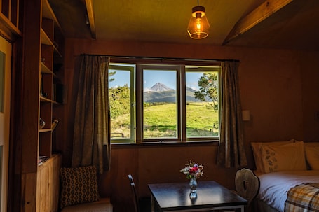 1 bedroom, free WiFi, bed sheets. Tree Fuchsia Cabin