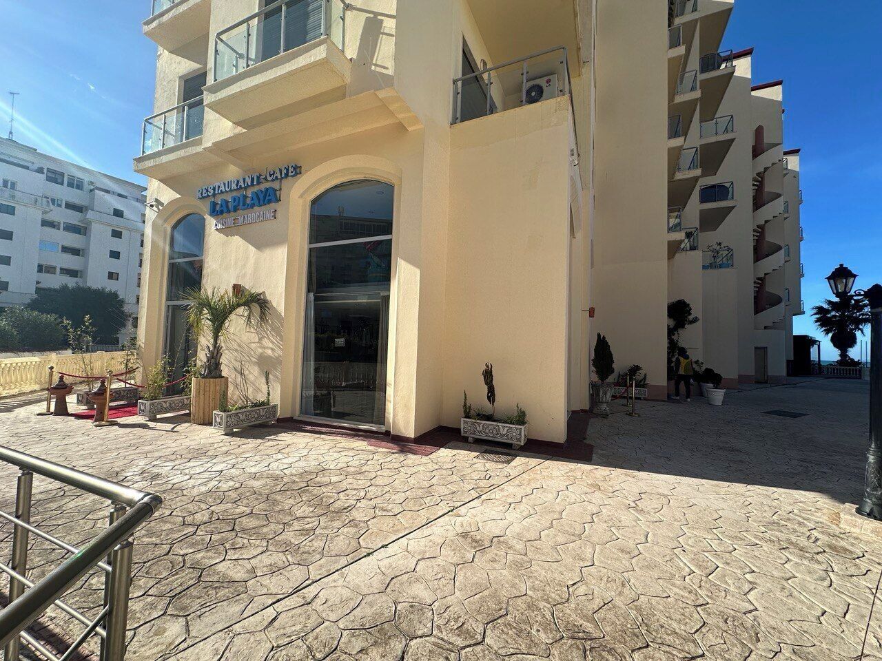 Un bâtiment sur lequel on peut lire l’inscription suivante : « RESTAURANT CAFÉ LAPLAY, CUISINE MAROCAINE ».