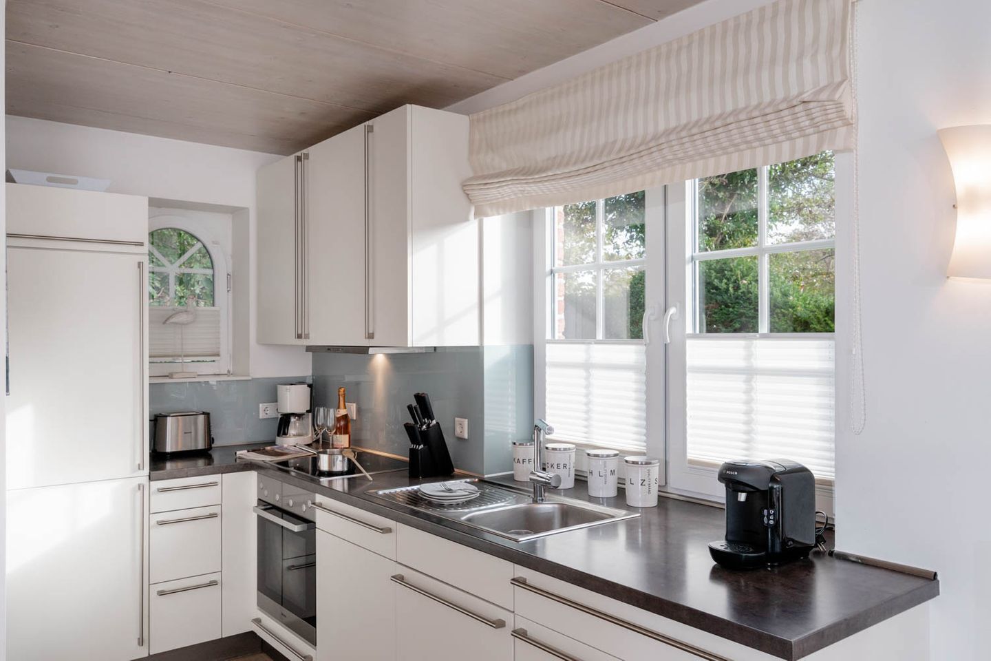 Kylskåp, ugn, spishäll och diskmaskin