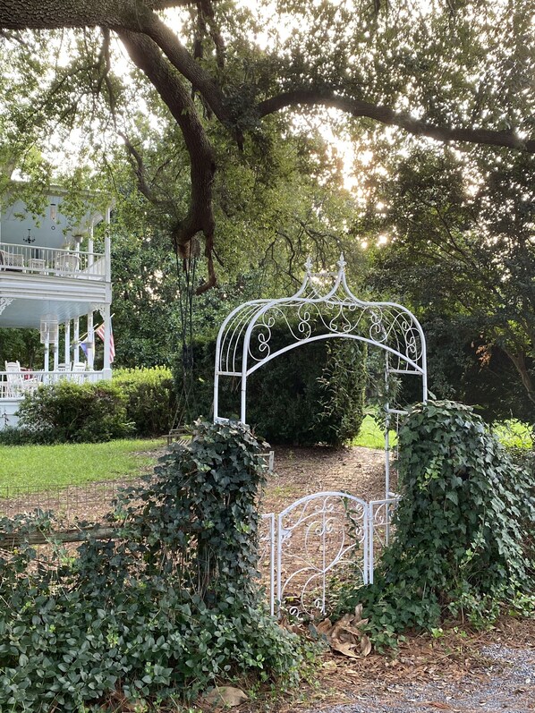 Property grounds - The Perfect Home Base to Explore The Carolinas, See Family, or Find Quiet (Bennettsville)