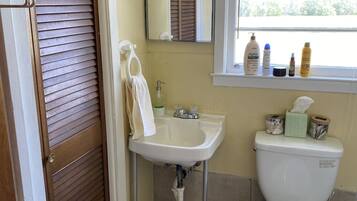 Towels, soap, shampoo, toilet paper