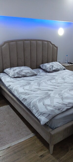 4 bedrooms, iron/ironing board, WiFi, bed sheets